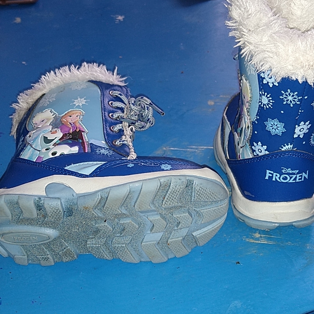 Toddler size 7 snow boots - Picture 2 of 2
